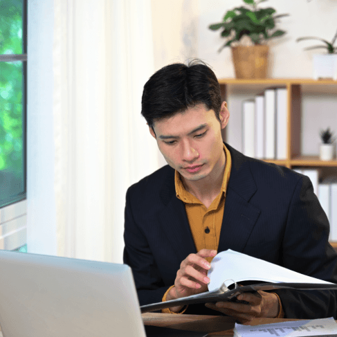 A certified linguist formats a press release for a product launch using Vietnamese Translation Services in Pennsylvania.