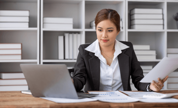 A professional translator assisting a customer with their divorce certificate translation services in Pennsylvania.