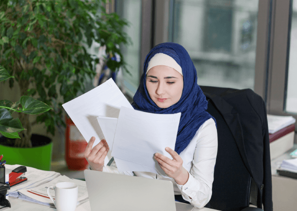 A paralegal compares Arabic and English contract pages using Arabic Translation Services in Pennsylvania for legal accuracy.