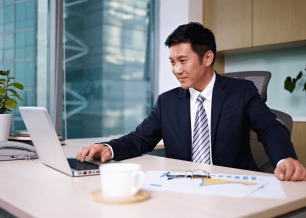 A translator verifies certified engineering report terms with Vietnamese Translation Services in Pennsylvania for technical.